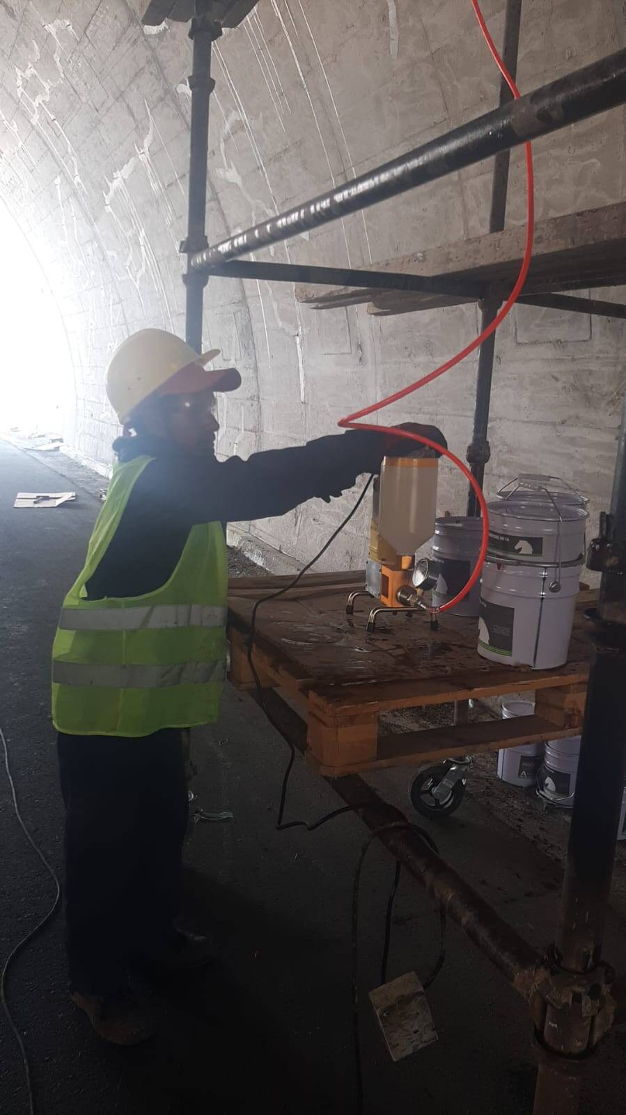 Sửa chữa & phục hồi đường hầm, sửa chữa vết nứt đường hầm, tiêm Epoxy vết nứt