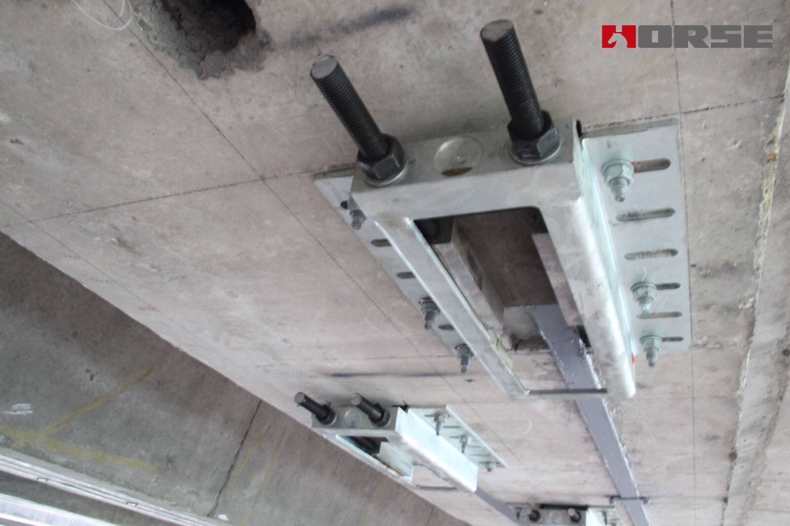 Gia cố bằng tấm cacbon ứng suất trước để giải quyết vấn đề chịu lực của kết cấu cầu do nứt