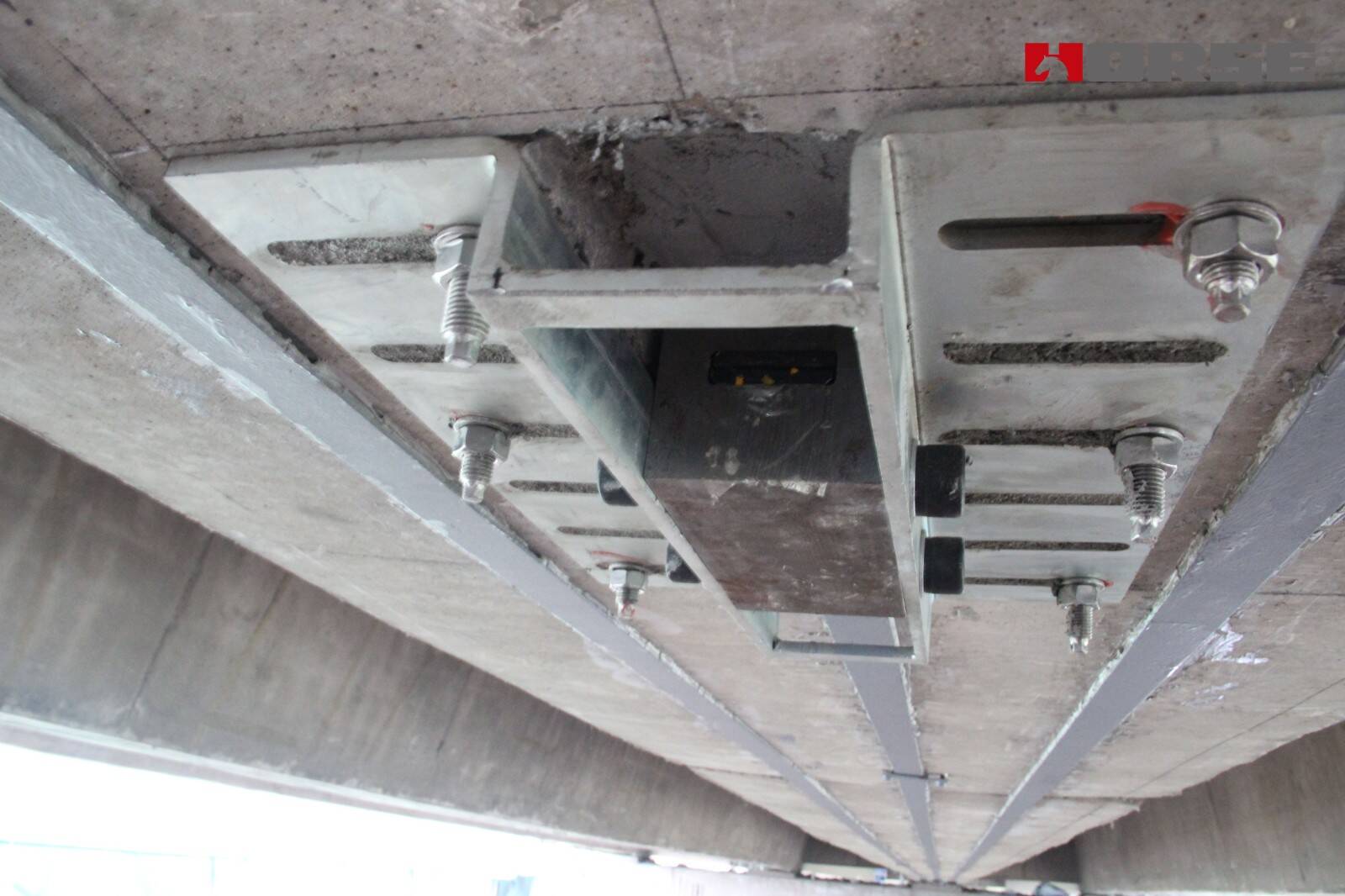 Gia cố bằng tấm cacbon ứng suất trước để giải quyết vấn đề chịu lực của kết cấu cầu do nứt