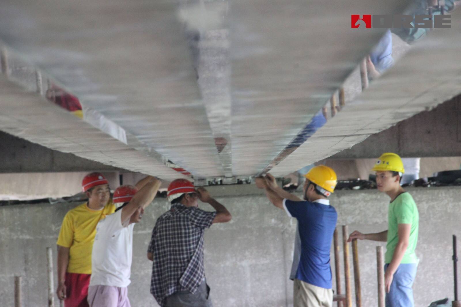 Gia cố bằng tấm cacbon ứng suất trước để giải quyết vấn đề chịu lực của kết cấu cầu do nứt
