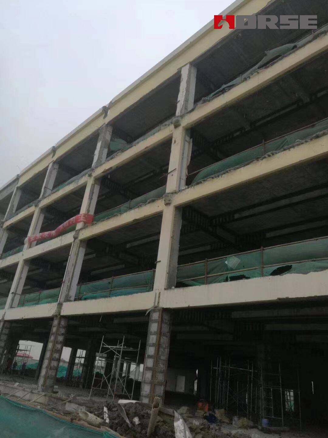 Chuyển đổi tòa nhà văn phòng thành cơ sở chăm sóc sức khỏe bằng tấm thép và sợi carbon