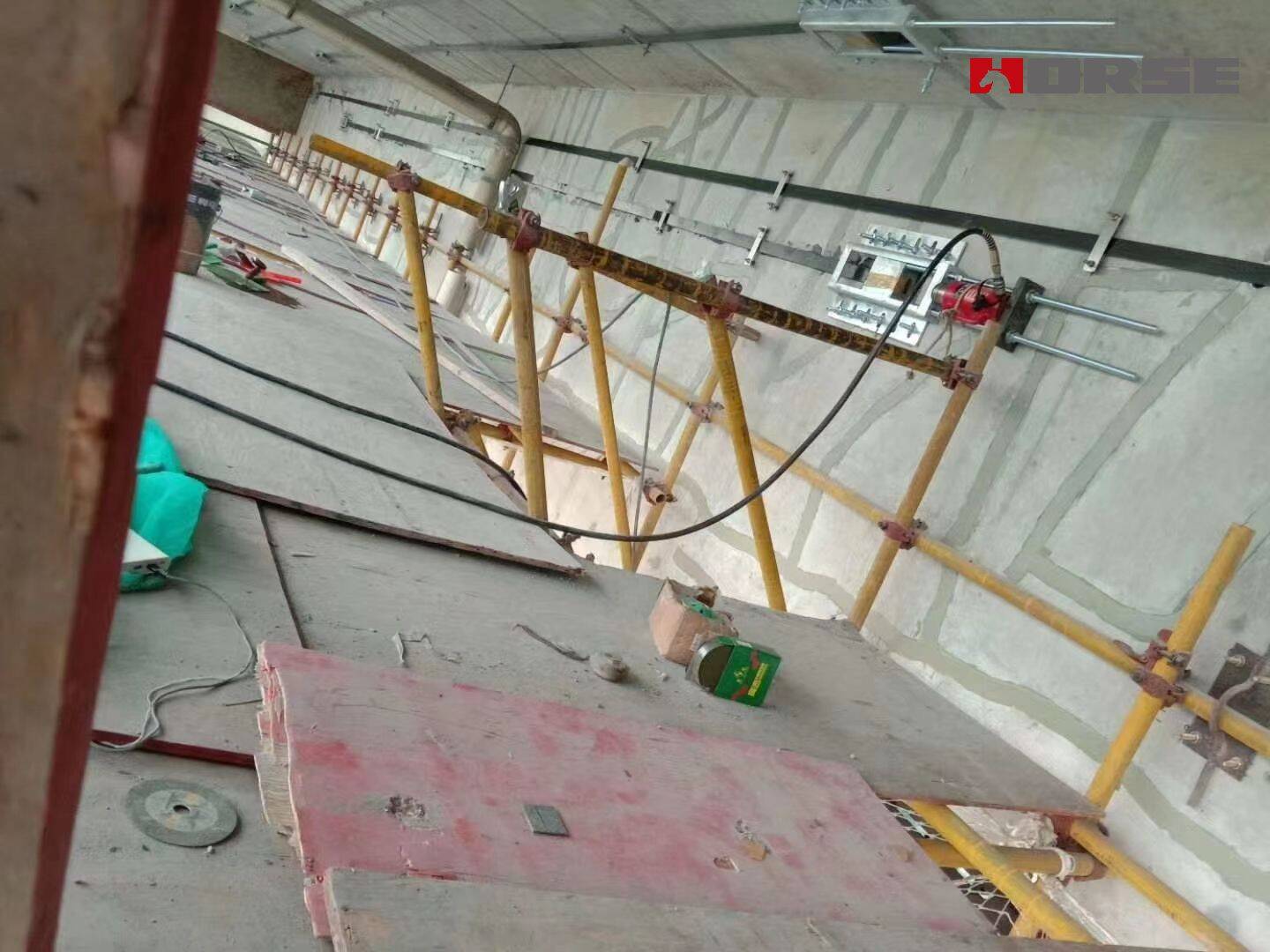 Gia cố các vết nứt thẳng đứng trong cầu bê tông bằng tấm CFRP ứng suất trước