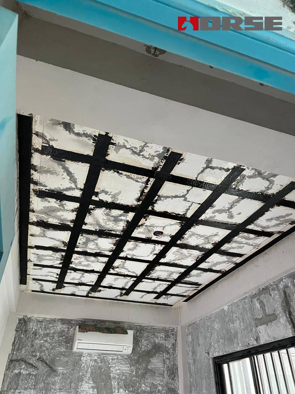 Sửa chữa vết nứt trên sàn bê tông bằng cách tiêm vết nứt và tấm sợi carbon