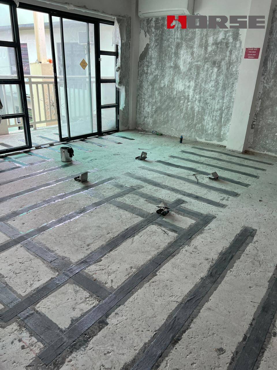 Sửa chữa vết nứt trên sàn bê tông bằng cách tiêm vết nứt và tấm sợi carbon