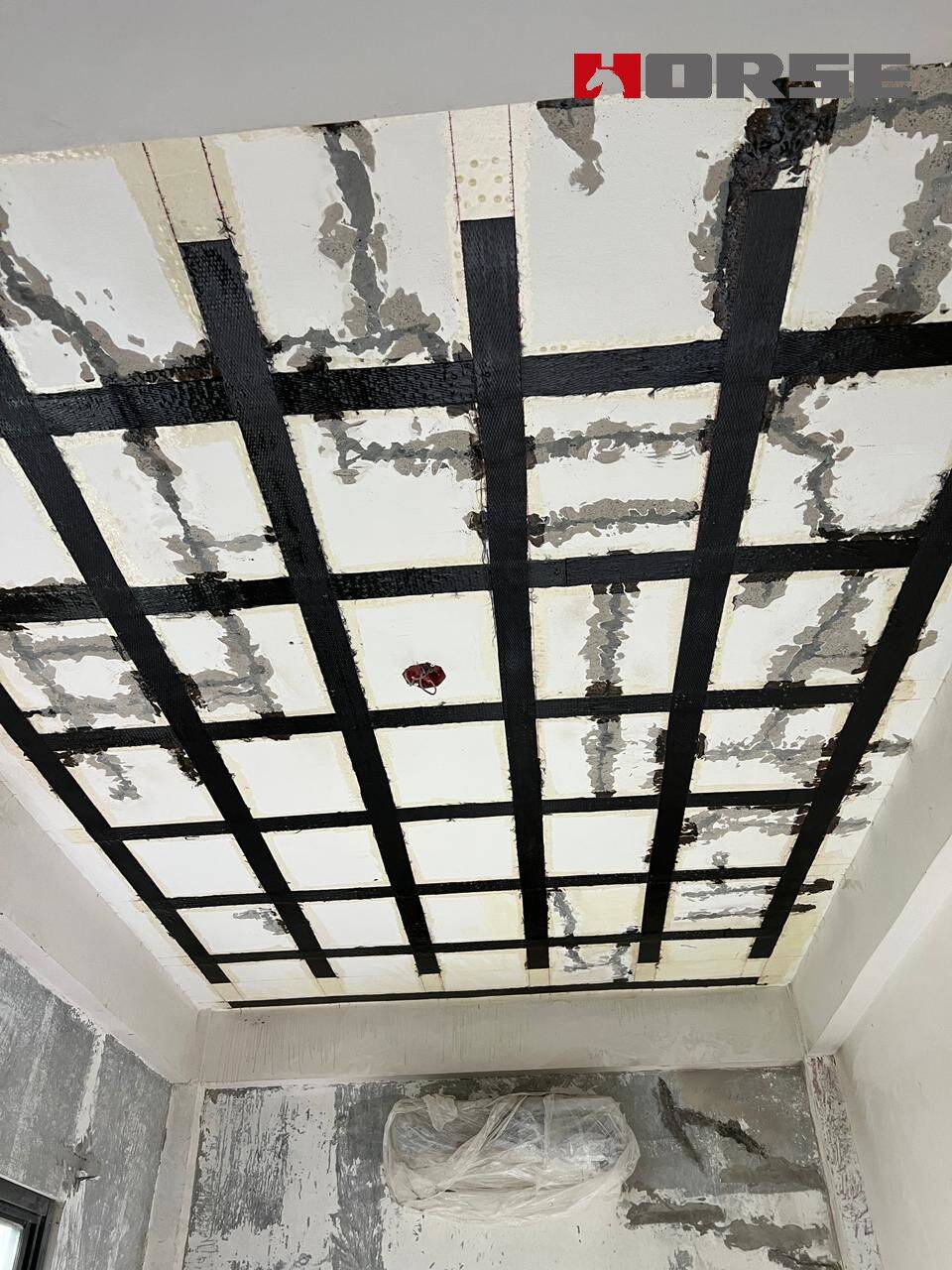 Sửa chữa vết nứt trên sàn bê tông bằng cách tiêm vết nứt và tấm sợi carbon