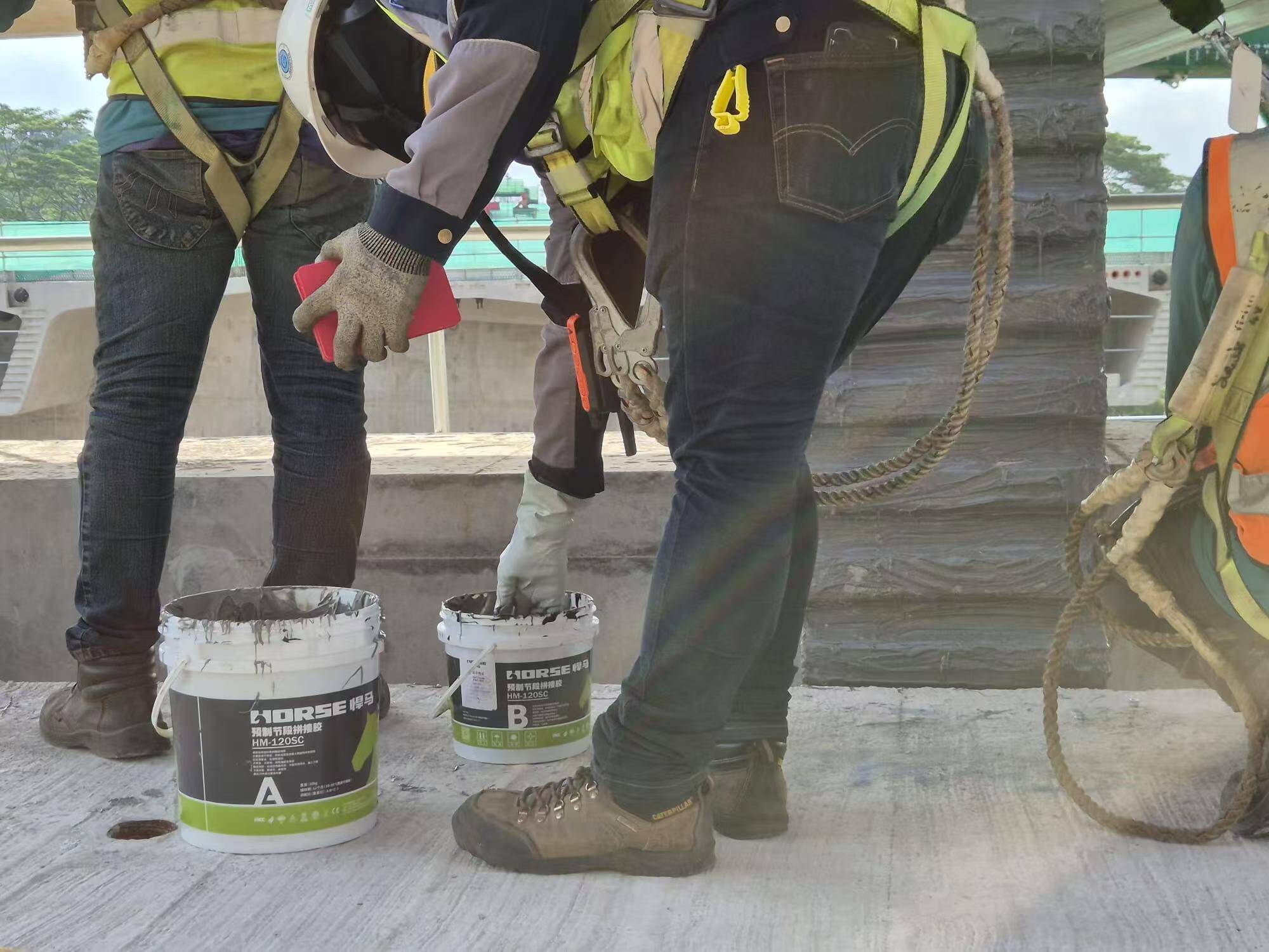 Keo dán phân đoạn cầu cho dầm hộp mới xây