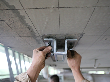 Tấm sợi carbon ứng suất trước được kéo căng để gia cố cầu bị hư hỏng