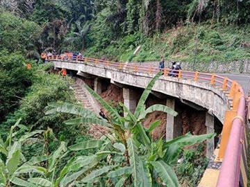 Gia cố đường dầm Cadas Pangeran bằng vật liệu polyme gia cường sợi carbon (FRP)