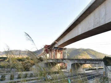 Cầu dầm liên tục RC cốt sợi carbon ứng suất trước