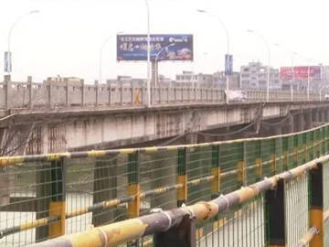 Bọc sợi carbon để cải tạo cầu