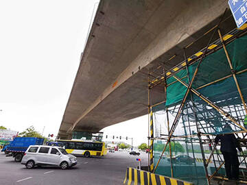 Gia cố các vết nứt thẳng đứng trong cầu bê tông bằng tấm CFRP ứng suất trước